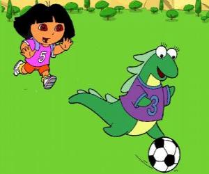 yapboz Arkadaşı İsa iguana ile Dora oynarken futbol